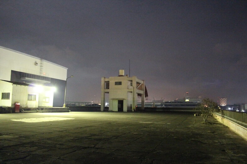 川崎白石工場｜屋上から望む夜景と広い空