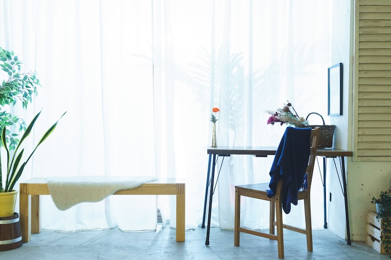 in the house / Nishiwaseda “Emporium”｜【白ホリ・スタジオスペース/夜】夜間でもレースカーテン裏からの照明で自然光を演出可能