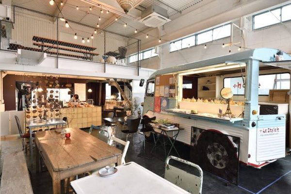 装飾壁とキッチンカーが際立つ店内