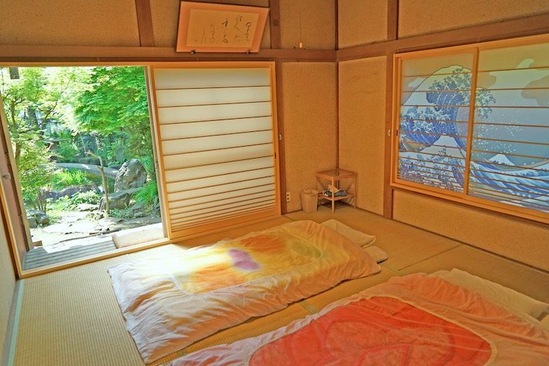飯田屋｜鶴絵の障子に囲まれた寝室は旅館の宿泊シーンに
