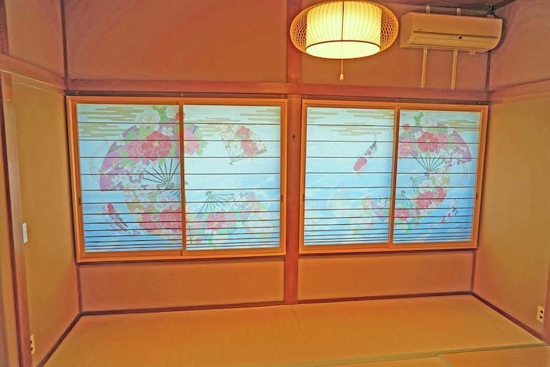 飯田屋｜扇と花柄の障子は華やかな和装撮影に最適