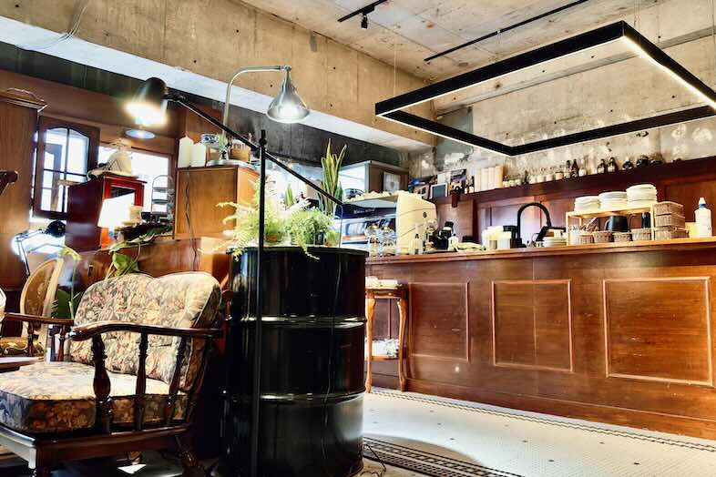 in the house / Nishiwaseda “Emporium”｜【カフェスペース/昼】引きで撮影ができるためスタッフやお客様の俯瞰撮影も楽々