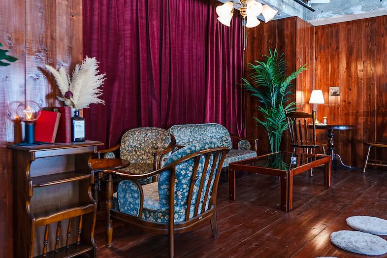 in the house / Nishiwaseda “Emporium”｜【カフェスペース/夜】ベルベットのようなカーテン、重厚なチェアのある空間なので撮影のバリエーションも広がる