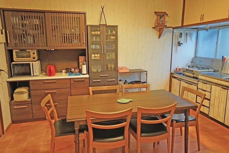 飯田屋｜木の家具と食卓が揃う昭和の家庭シーンにぴったり