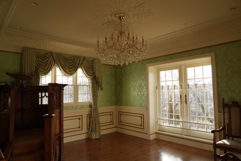 英国洋館スタジオ 地球屋｜【メダリオンサロン】映画やドラマのパーティーシーンや、雑誌や広告撮影に最適な非日常を演出