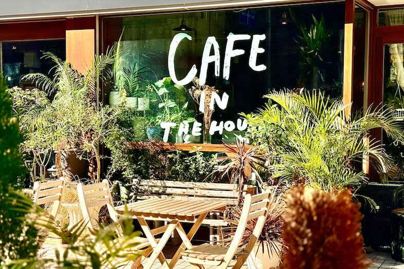 in the house / Nishiwaseda “Emporium”｜【カフェスペース(外)/昼】テラス席でのワンシーンにもおすすめ