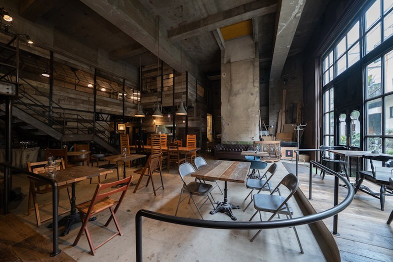 YUKUIDO KOBO｜【1F】天高6mの余白が活きるブリックスタイルの空間