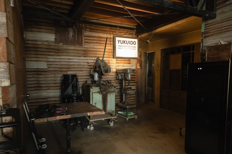 YUKUIDO KOBO｜【1F】陰影で奥行きがプラスされることでより人物もプロダクトも引き立つ