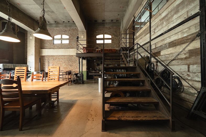 YUKUIDO KOBO｜【1F】階段と梁がフレームとして使える構図は人物の動きや導線を活かしたカットが撮れる