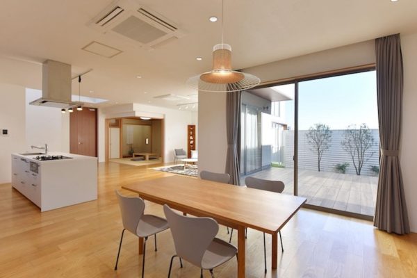 【1F】大きな窓から自然光が入るリビングダイニングはライフスタイル撮影に最適