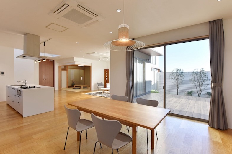 スタジオPia 36.Hygge｜【1F】大きな窓から自然光が入るリビングダイニングはライフスタイル撮影に最適