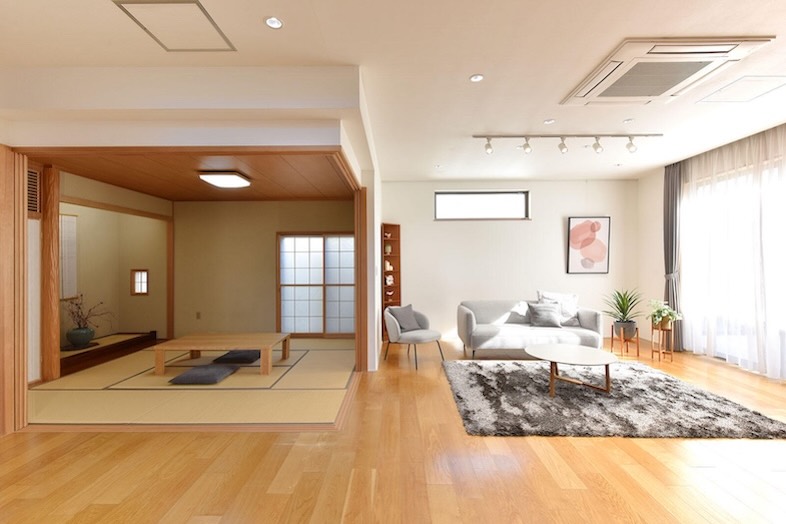 スタジオPia 36.Hygge｜【1F】小上がり風の和室空間とリビングを同じ画角に入れた広がりのある構図も◎