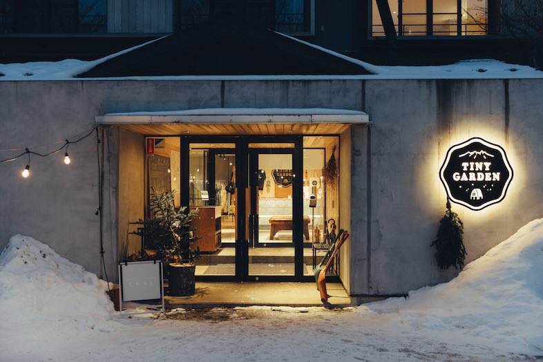 TINY GARDEN 蓼科 URBAN RESEARCH DOORS｜【LODGE】雪景色に灯るエントランスは、冬の物語が始まる導入カットに最適