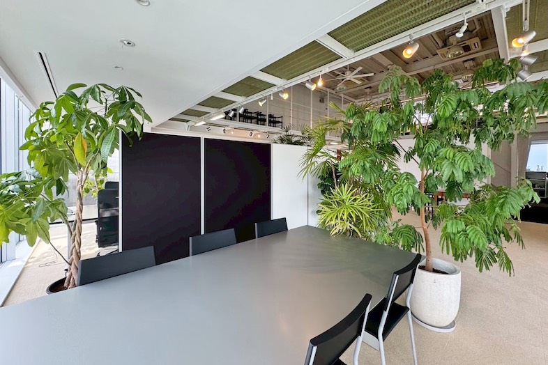 中目黒スタジオ｜【3階応接スペース】採光抜群なので、人物やプロダクトの撮影にもフィット