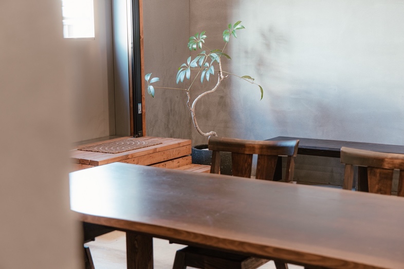 JF KUGENUMA STUDIO｜【室内】大きな木製の大テーブルは、団欒やワークシーン、対談などの撮影にピッタリ