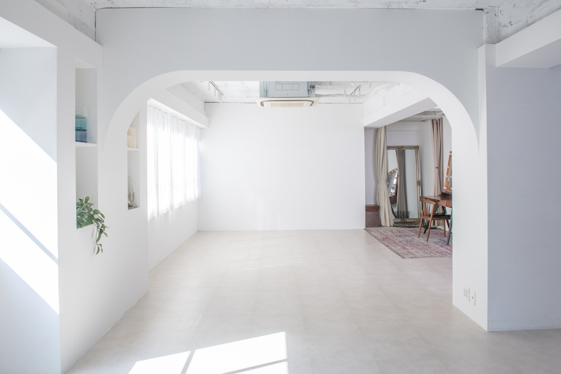STUDIO MATERA SHINJUKU︎｜白壁×モルタルのシンプルあスタジオ