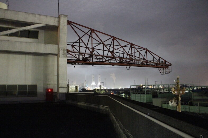 川崎白石工場｜大型クレーンや工業景観は存在感抜群