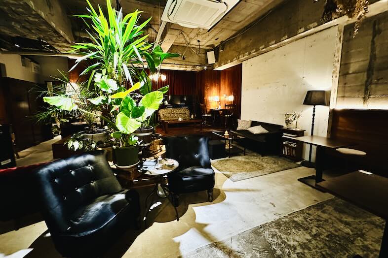 in the house / Nishiwaseda “Emporium”｜【カフェスペース】黒川テイストのラグジュアリーなソファもあるシックな空間