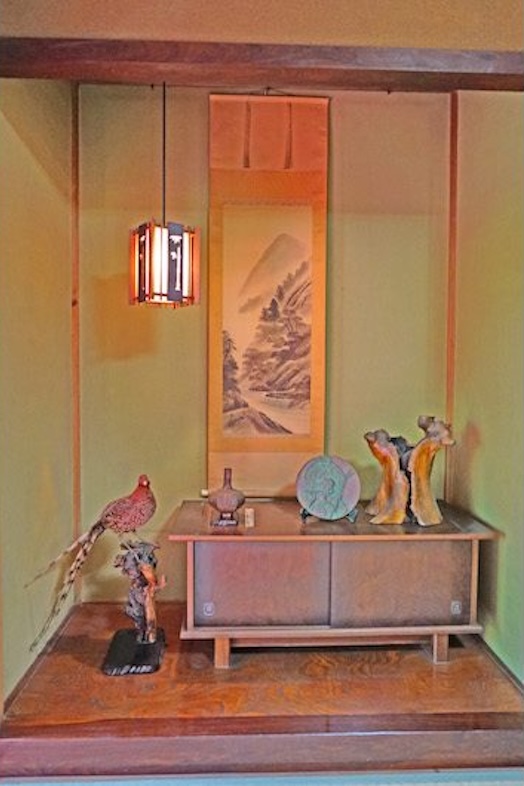 飯田屋｜掛け軸と置物を配した和空間