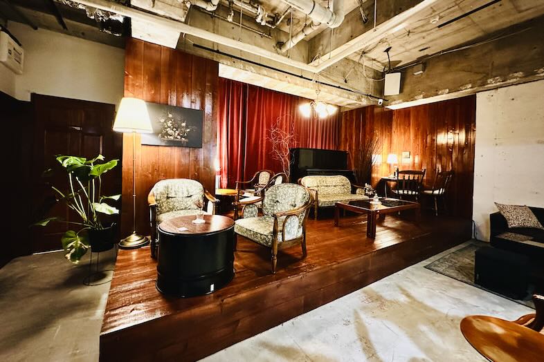 in the house / Nishiwaseda “Emporium”｜【カフェスペース】ウッド調の一段上がったスペースはより落ち着きのある雰囲気での撮影ができる