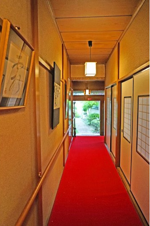飯田屋｜赤い絨毯が奥まで続き旅館の移動シーンに最適
