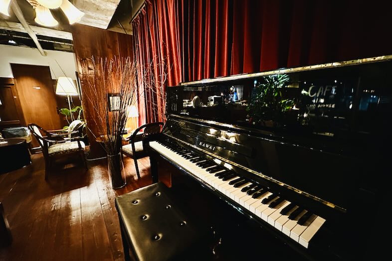 in the house / Nishiwaseda “Emporium”｜【カフェスペース】弾き語り風景、ピアノマンのいるカフェやバーのシーン撮影も可能