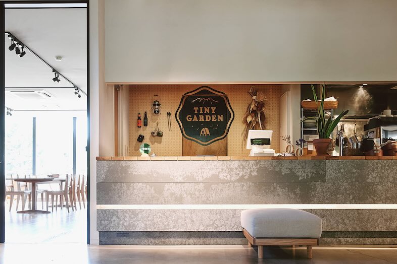 TINY GARDEN 蓼科 URBAN RESEARCH DOORS｜【本館ロッジレストラン】ナチュラルテイストのカウンターは、決済シーンや商品購入シーンの撮影に最適