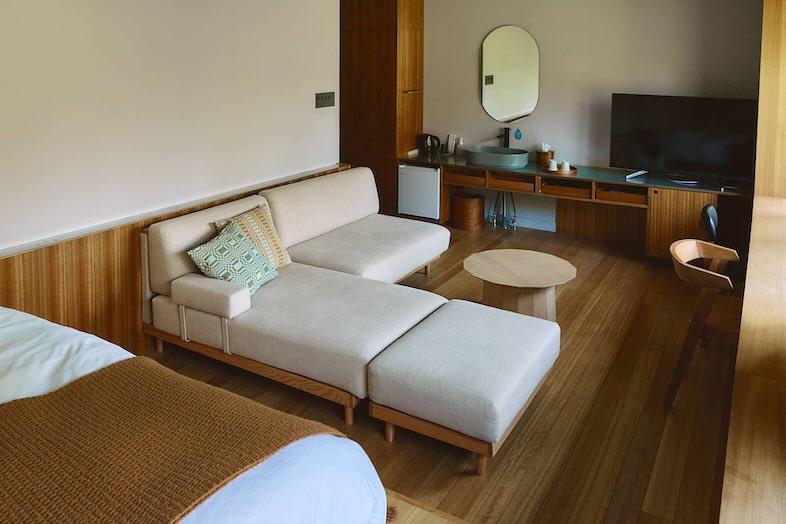 TINY GARDEN 蓼科 URBAN RESEARCH DOORS｜【本館ロッジ客室】ソファブースでのインタビュー・対談シーンに