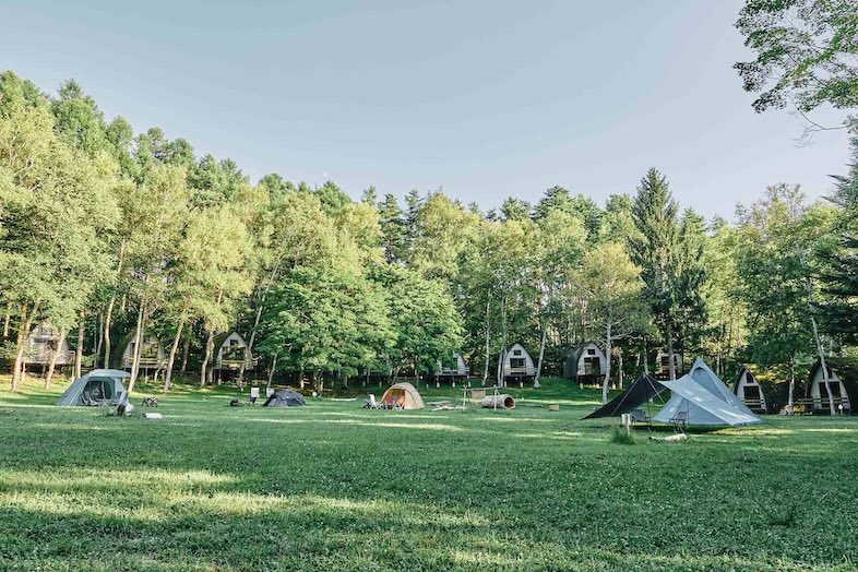 TINY GARDEN 蓼科 URBAN RESEARCH DOORS｜【キャンプサイト】テントが点在する広大なキャンプサイトは、メーカーPVやカタログ撮影に◎