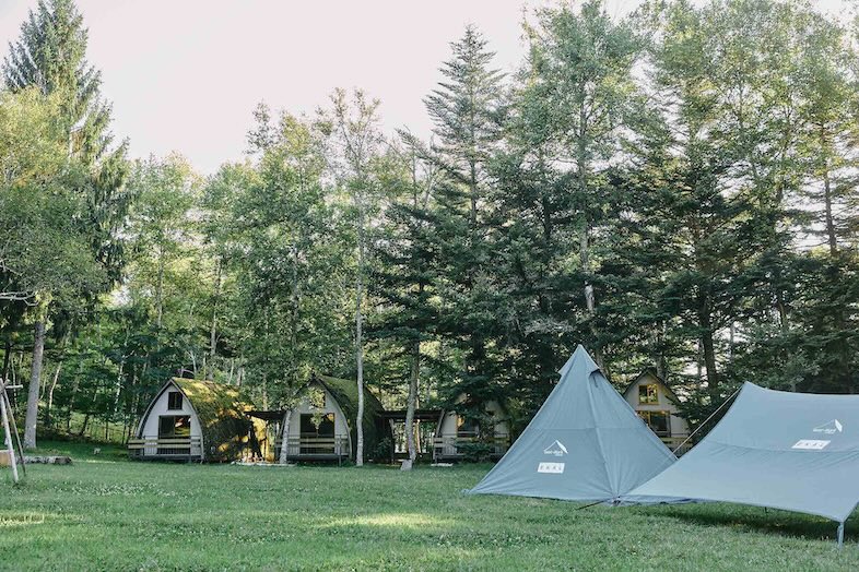 TINY GARDEN 蓼科 URBAN RESEARCH DOORS｜【キャンプサイト】木々に囲まれたテントサイト
