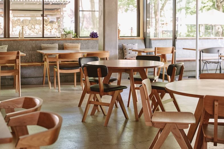 TINY GARDEN 蓼科 URBAN RESEARCH DOORS｜【本館ロッジレストラン】食事シーンやトーク撮影に