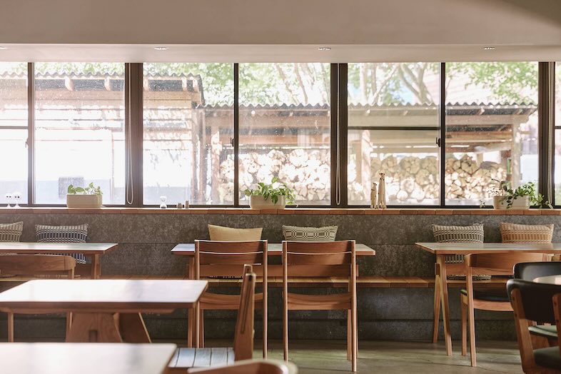 TINY GARDEN 蓼科 URBAN RESEARCH DOORS｜【本館ロッジレストラン】他にはない薪や、広大な自然を背景に撮影が可能