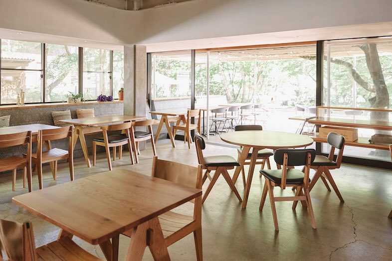 TINY GARDEN 蓼科 URBAN RESEARCH DOORS｜【本館ロッジレストラン】ナチュラルな家具が揃っているレストラン空間