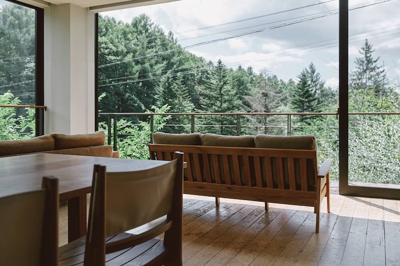 TINY GARDEN 蓼科 URBAN RESEARCH DOORS｜【本館ロッジレストラン】森を望むテラス席