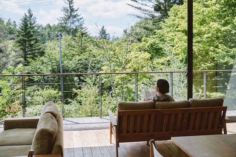 TINY GARDEN 蓼科 URBAN RESEARCH DOORS｜【本館ロッジレストラン】雄大な景色を背景に雰囲気のあるカットが撮れる