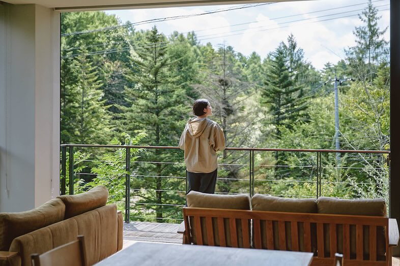 TINY GARDEN 蓼科 URBAN RESEARCH DOORS｜【本館ロッジレストラン】雄大な景色を背景に雰囲気のあるカットが撮れる