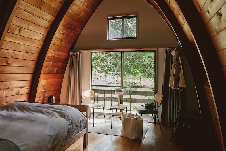 TINY GARDEN 蓼科 URBAN RESEARCH DOORS｜【CABIN】自然光が入る客室は、リラックスした滞在シーンの撮影に最適