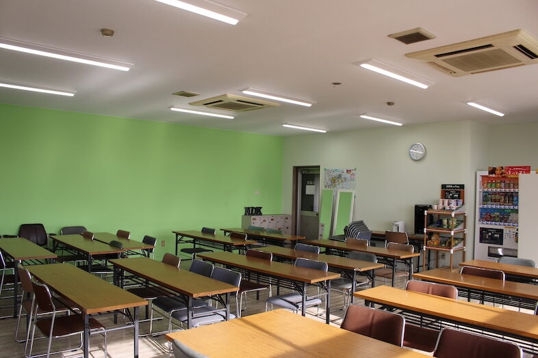 川崎白石工場｜机と椅子を配置した会議室スペース