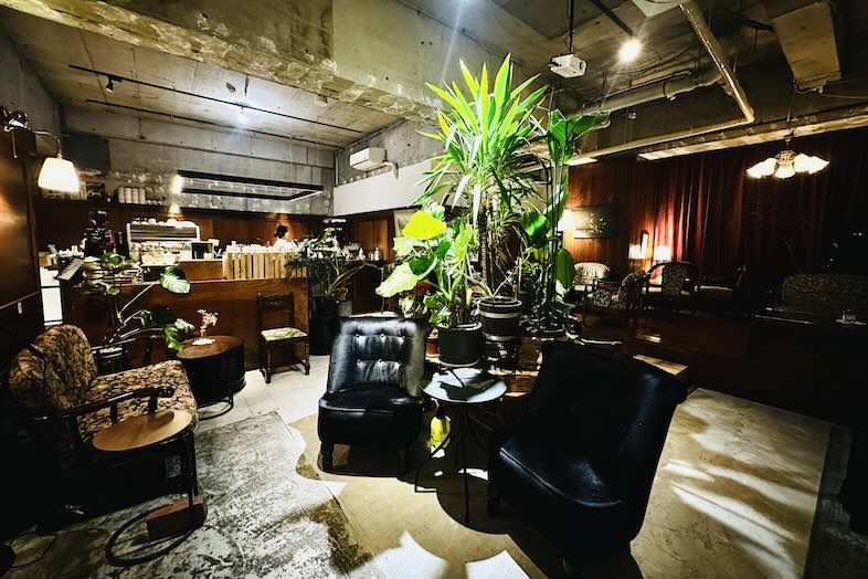 in the house / Nishiwaseda “Emporium”｜【カフェスペース】観葉植物の緑が鮮やかな空間