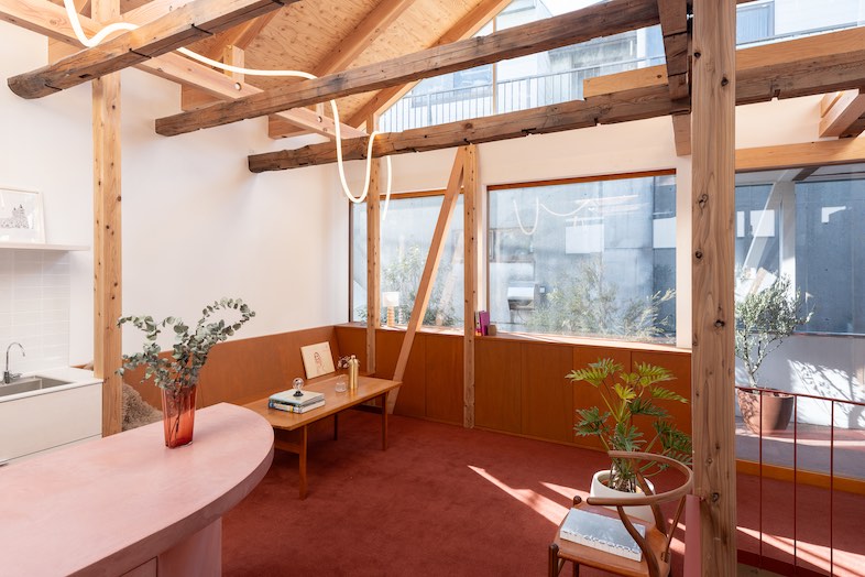 GREEN BOX IKEJIRI｜【2階大部屋】キッチンの上部にトップライトが遊び心を演出