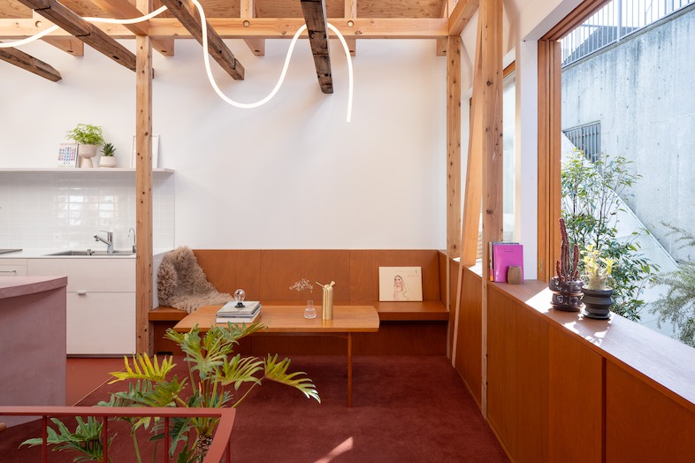 GREEN BOX IKEJIRI｜【2階大部屋】ベンチエリアはリビングシーンの撮影やインタビューシーンに