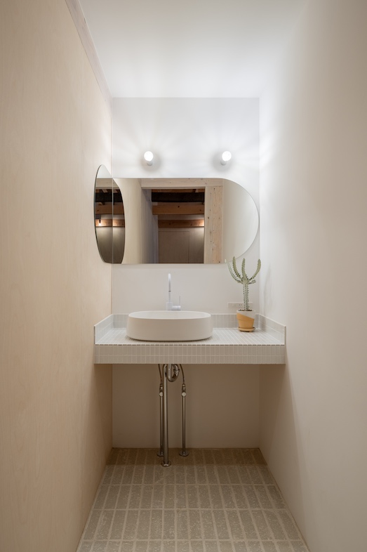 GREEN BOX IKEJIRI｜【洗面所】 角に配された円弧の鏡が特徴的