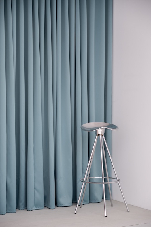 GREEN BOX IKEJIRI｜【控室・大】水色のカーテンを閉じれば背景としても使用可能
