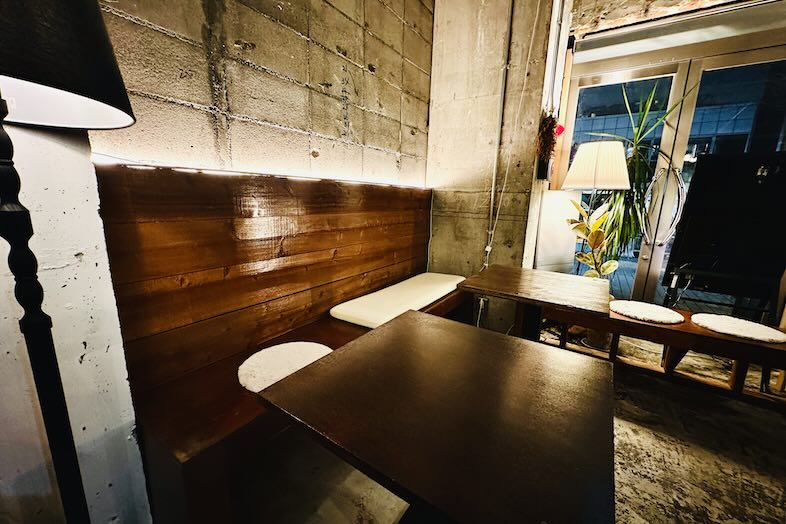 in the house / Nishiwaseda “Emporium”｜【カフェスペース】テーブル席での談笑シーンは顔が見えるレイアウトが作れる