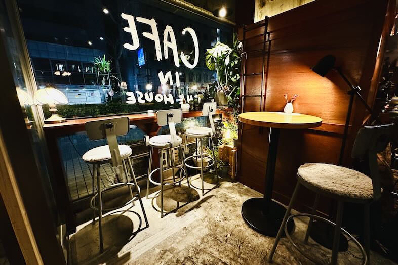 in the house / Nishiwaseda “Emporium”｜【カフェスペース】夜カフェでの談笑風景やバーでの各種シーン撮影に