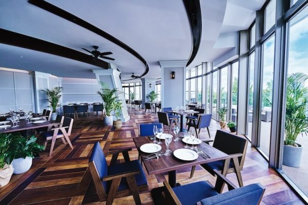 【4階】曲線天井と全面ガラスが特徴＆港町の空気感を取り込んだ洗練されたフロア