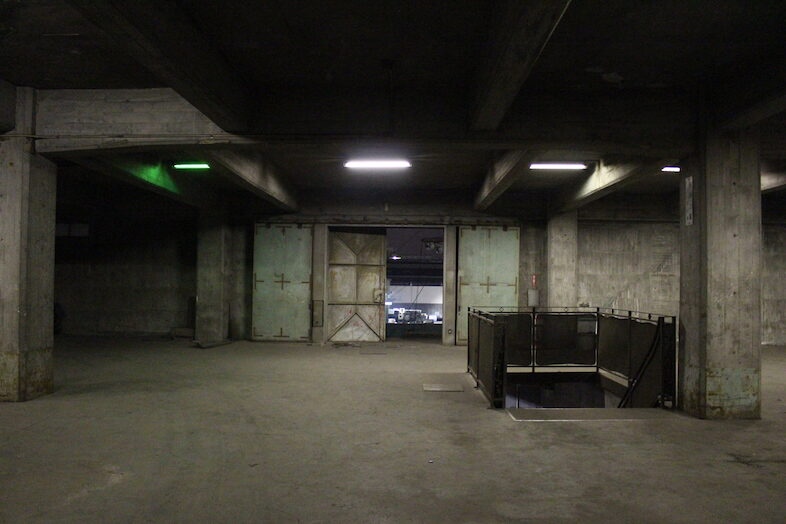 川崎白石工場｜暗がりの奥へ続く工場フロアは、サスペンスや近未来作品を思わせる緊張感のあるシーン撮影にもフィット