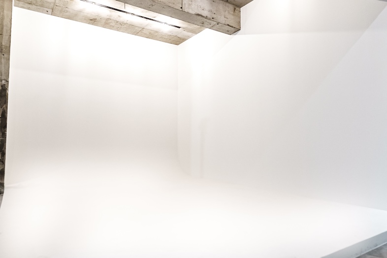 in the house / Nishiwaseda “Emporium”｜白ホリゾント＆背景紙スタジオ特集｜アパレルEC・大量カット撮影におすすめ