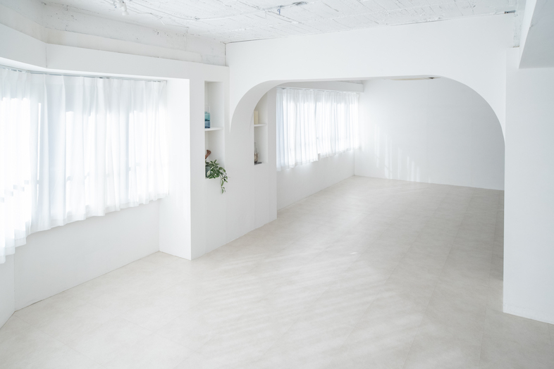 STUDIO MATERA SHINJUKU︎｜壁一面の窓から降り注ぐ柔らかな自然光が、上質で奥行きのある空間を演出