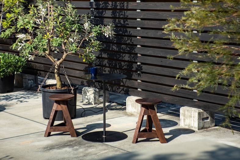 Blend Studio｜植栽とウッドフェンスに囲まれたテラスはカフェシーンに最適